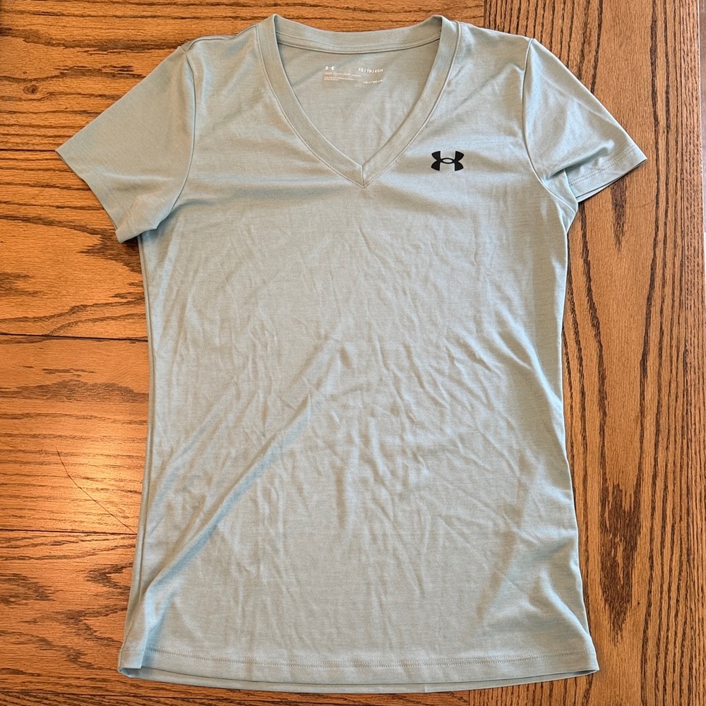 Under Armour Women's light greenish/Blue V-Neck Tee size small